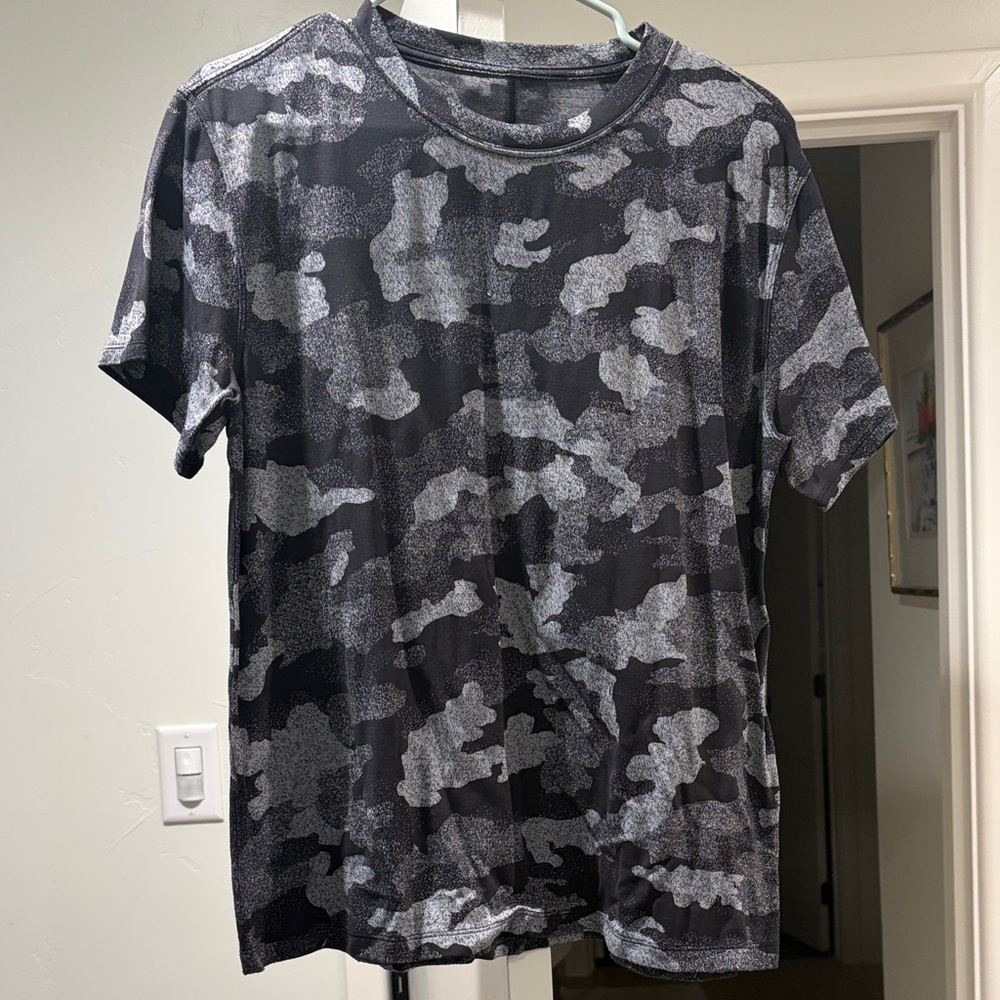 lululemon athletica Black and Gray Camouflage Short Sleeve Tee